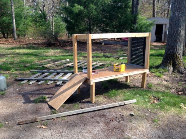 How to make a mini chicken coop with recycled materials